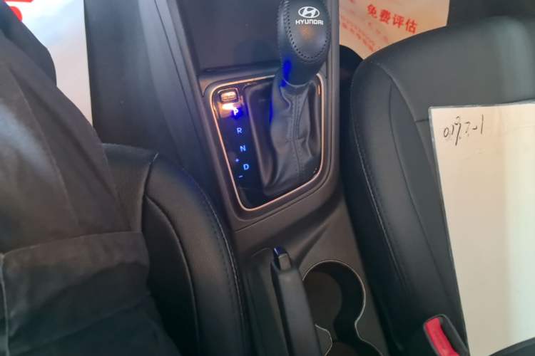 Used Hyundai Verna (new generation) 2016 1.4L Automatic Cool Edition GLS Gear Lever