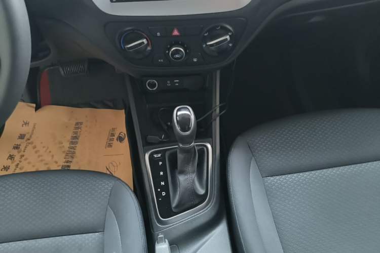 Used Hyundai Verna (new generation) 2016 1.4L Automatic Cool Edition GLS Gear Lever