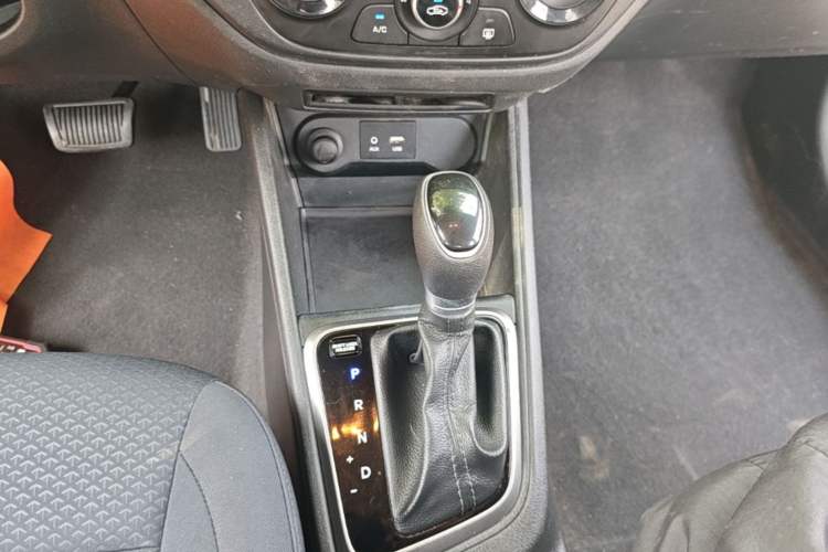 Used Hyundai Verna (new generation) 2016 1.4L Automatic Cool Edition GLS Gear Lever