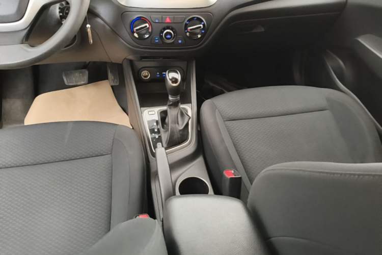 Used Hyundai Verna (new generation) 2016 1.4L Automatic Cool Edition GLS Gear Lever