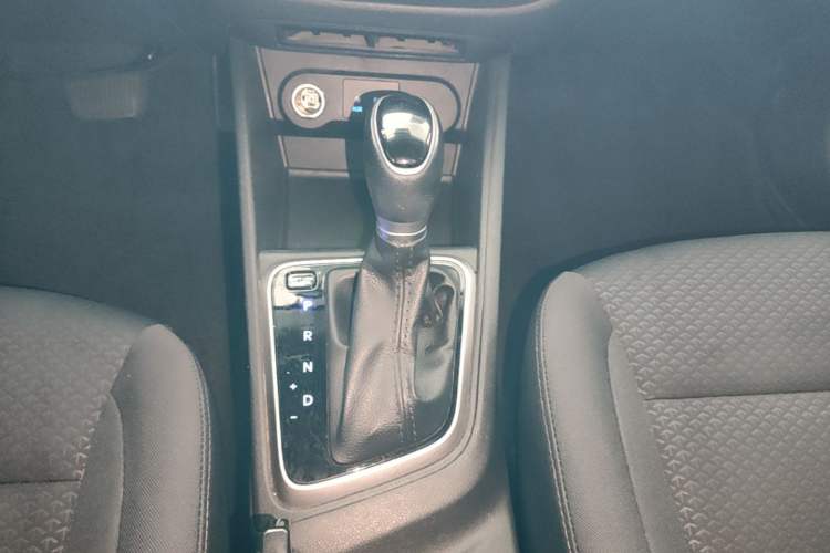 Used Hyundai Verna (new generation) 2016 1.4L Automatic Cool Edition GLS Gear Lever