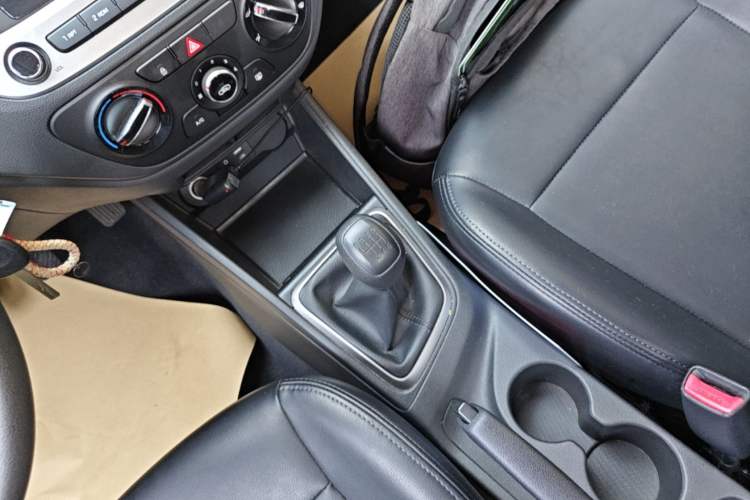 Used Hyundai Verna (new generation) 2016 1.4L Manual Cool Edition GLS Gear Lever