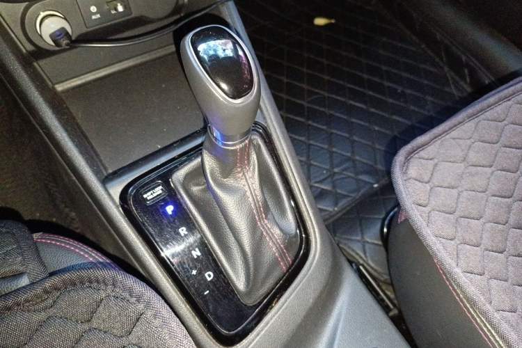 Used Hyundai Verna (new generation) 2016 1.4L Automatic Sport Edition Gear Lever