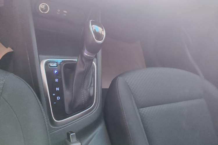 Used Hyundai Verna (new generation) 2016 1.4L Automatic Cool Edition GLS Gear Lever