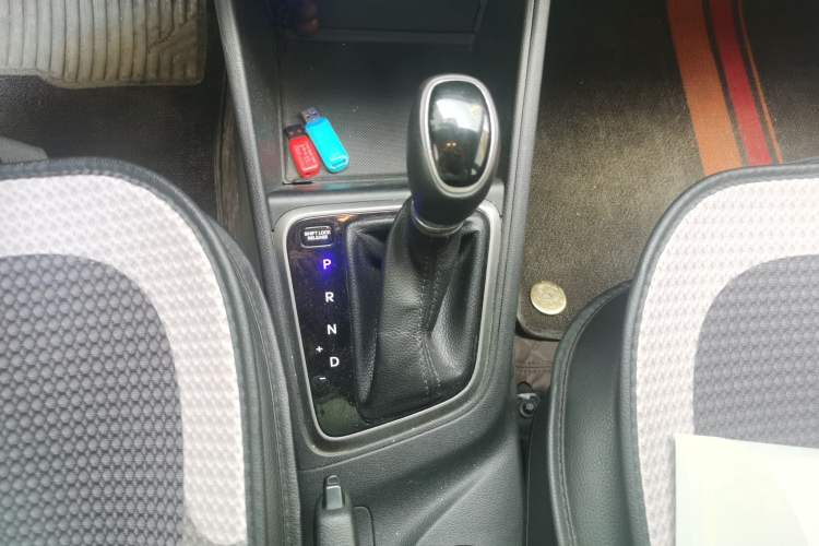 Used Hyundai Verna (new generation) 2016 1.4L Automatic Cool Edition GLS Gear Lever