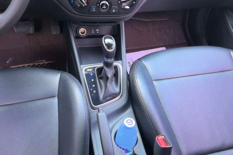 Used Hyundai Verna (new generation) 2016 1.4L Automatic Cool Edition GLS Gear Lever