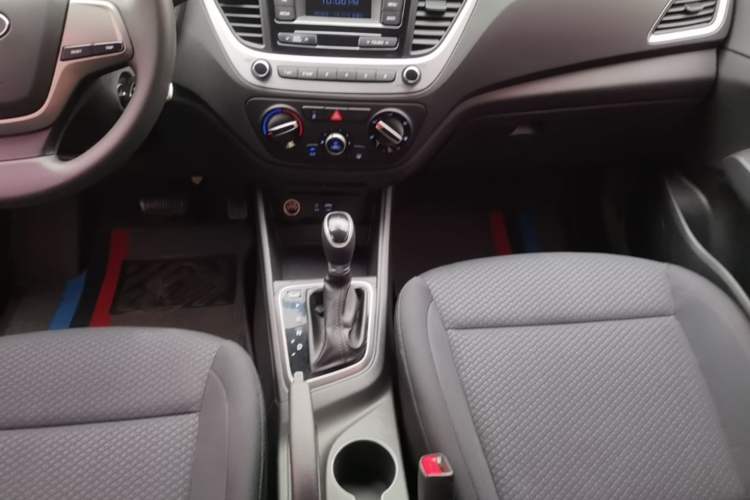 Used Hyundai Verna (new generation) 2016 1.4L Automatic Cool Edition GLS Gear Lever