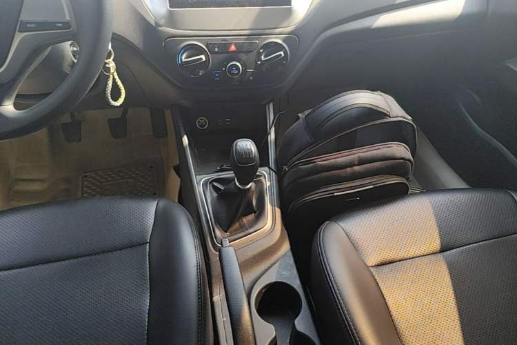 Used Hyundai Verna (new generation) 2016 1.4L Manual Cool Edition GLS Gear Lever