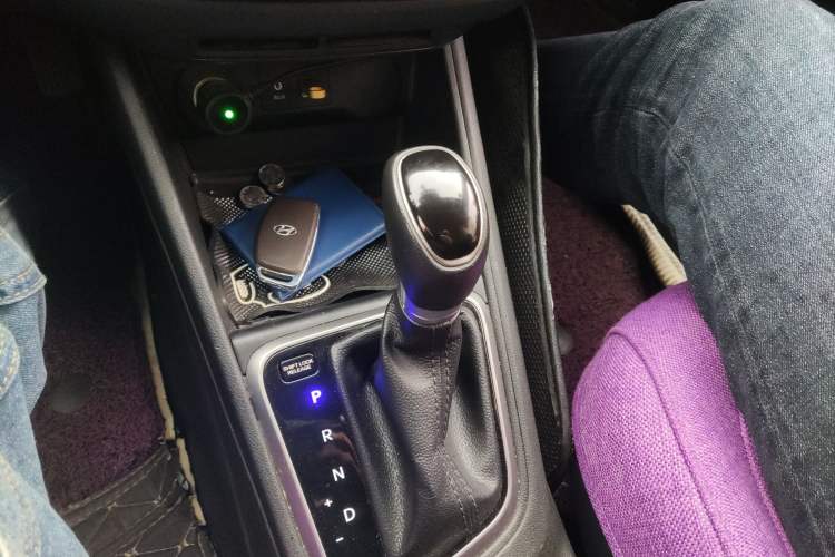 Used Hyundai Verna (new generation) 2016 1.4L Automatic Elite Edition TOP Gear Lever