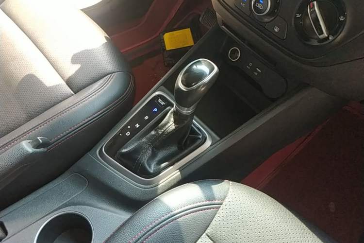 Used Hyundai Verna (new generation) 2016 1.4L Automatic Cool Edition GLS Gear Lever