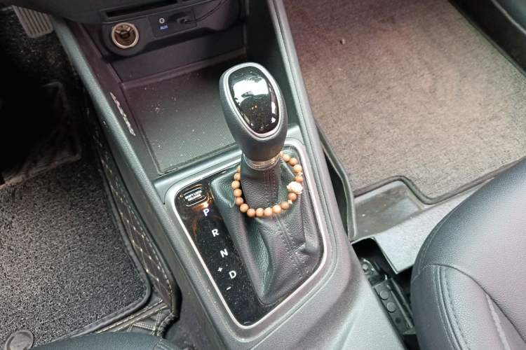 Used Hyundai Verna (new generation) 2016 1.4L Automatic Elite Edition TOP Gear Lever