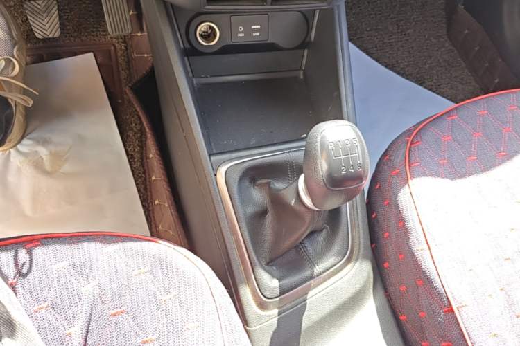 Used Hyundai Verna (new generation) 2016 1.4L Manual Cool Edition GLS Gear Lever