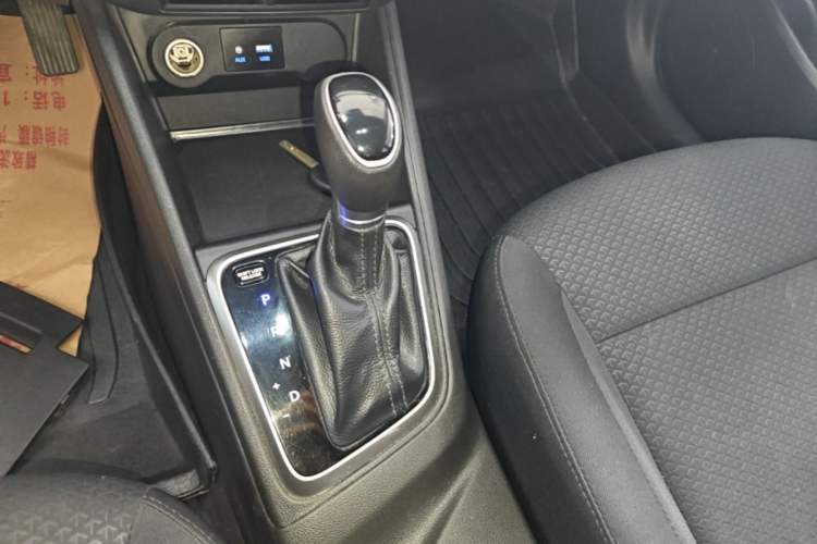 Used Hyundai Verna (new generation) 2016 1.4L Automatic Cool Edition GLS Gear Lever