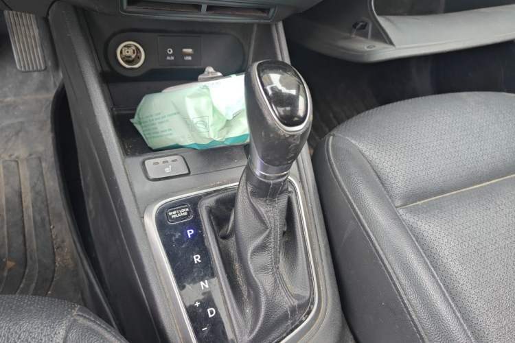 Used Hyundai Verna (new generation) 2016 1.6L Automatic Elite Edition TOP Gear Lever