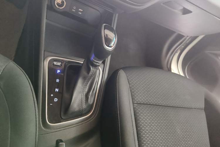 Used Hyundai Verna (new generation) 2016 1.4L Automatic Cool Edition GLS Gear Lever