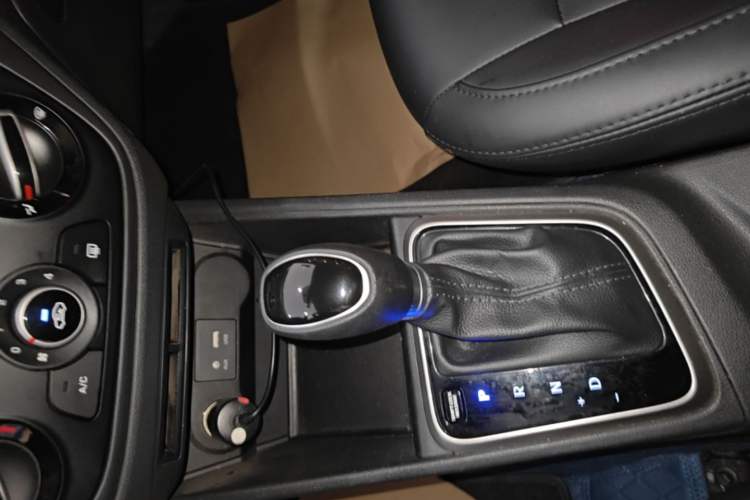 Used Hyundai Verna (new generation) 2016 1.4L Automatic Cool Edition GLS Gear Lever