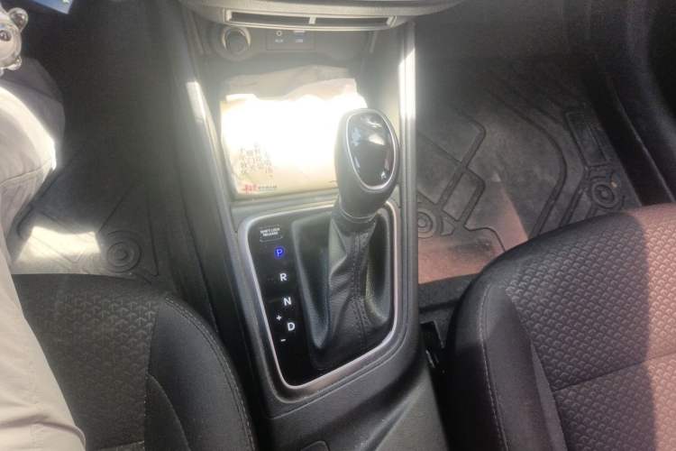Used Hyundai Verna (new generation) 2016 1.4L Automatic Cool Edition GLS Gear Lever
