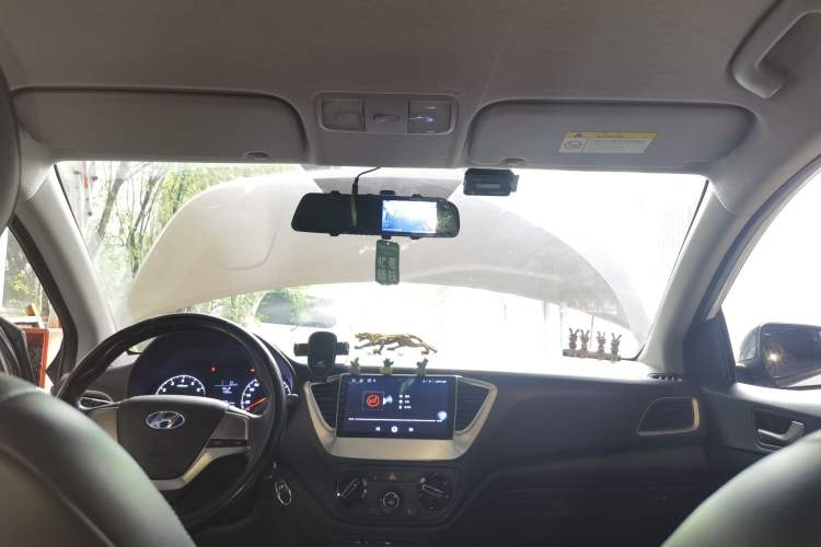 Used Hyundai Verna (new generation) 2016 1.4L Manual Cool Edition GLS Headliner