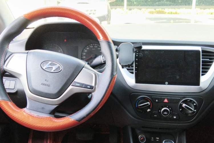 Used Hyundai Verna (new generation) 2016 1.4L Automatic Cool Edition GLS Interior 2