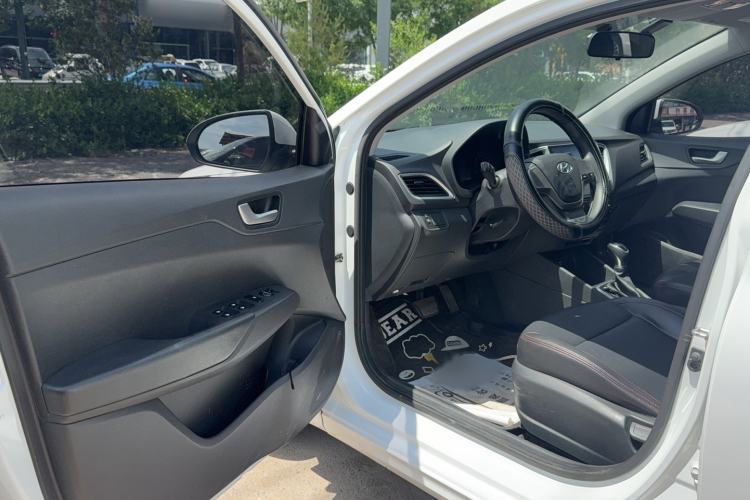 Used Hyundai Verna (new generation) 2016 1.4L Automatic Cool Edition GLS Interior 3