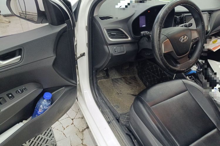Used Hyundai Verna (new generation) 2016 1.4L Automatic Cool Edition GLS Interior 3