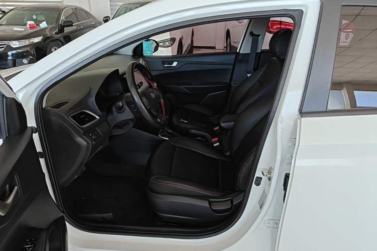 Used Hyundai Verna (new generation) 2016 1.4L Automatic Cool Edition GLS Left Front Seat