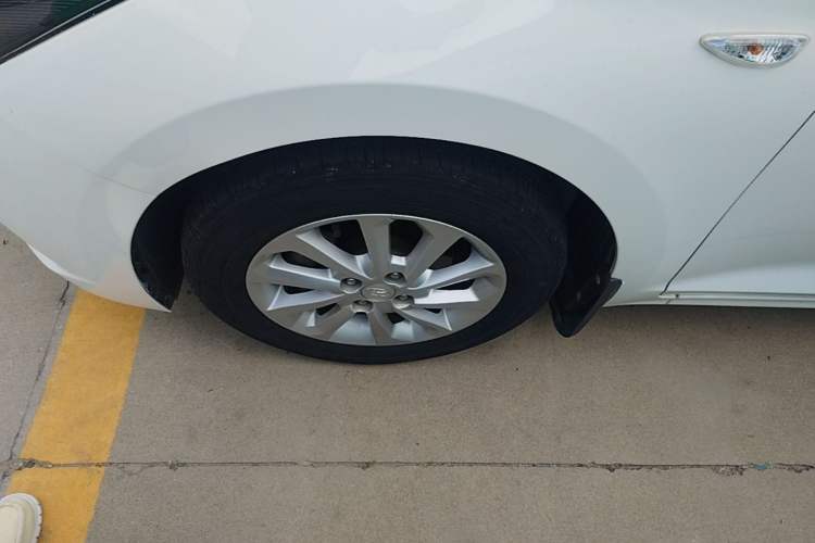Used Hyundai Verna (new generation) 2016 1.4L Automatic Cool Edition GLS Left Front Wheel Hub