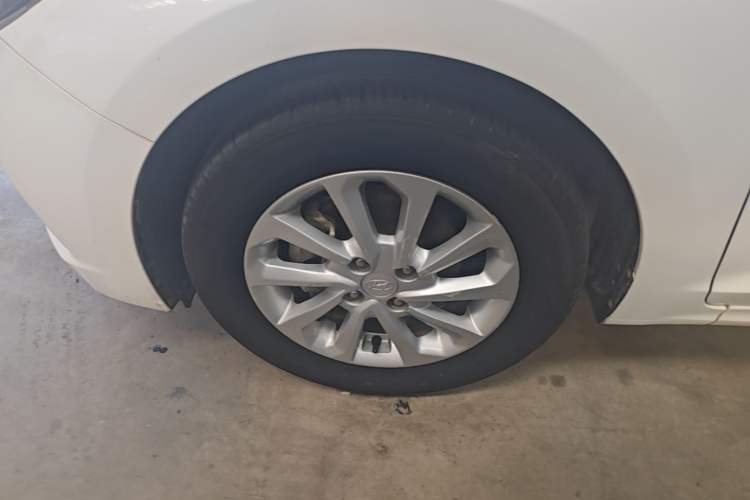 Used Hyundai Verna (new generation) 2016 1.4L Automatic Cool Edition GLS Left Front Wheel Hub