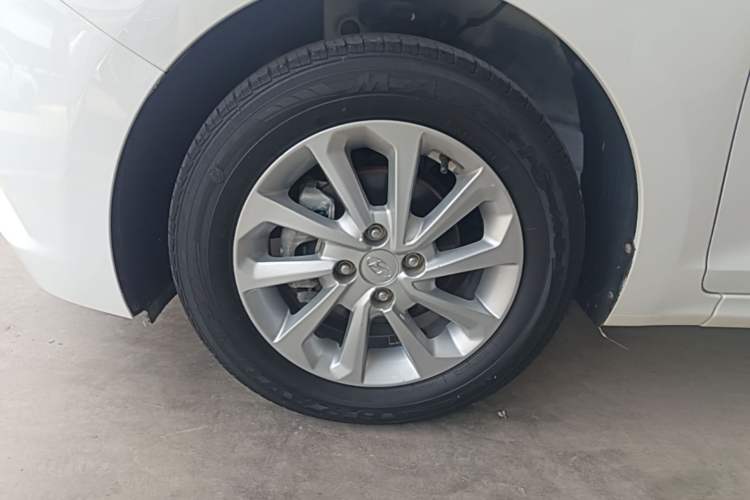 Used Hyundai Verna (new generation) 2016 1.4L Automatic Cool Edition GLS Left Front Wheel Hub