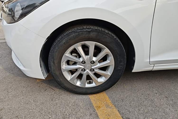 Used Hyundai Verna (new generation) 2016 1.4L Automatic Cool Edition GLS Left Front Wheel Hub