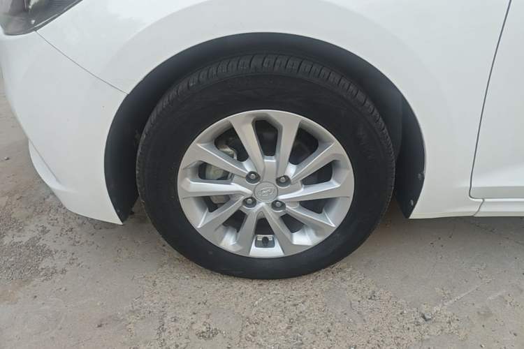 Used Hyundai Verna (new generation) 2016 1.4L Automatic Cool Edition GLS Left Front Wheel Hub