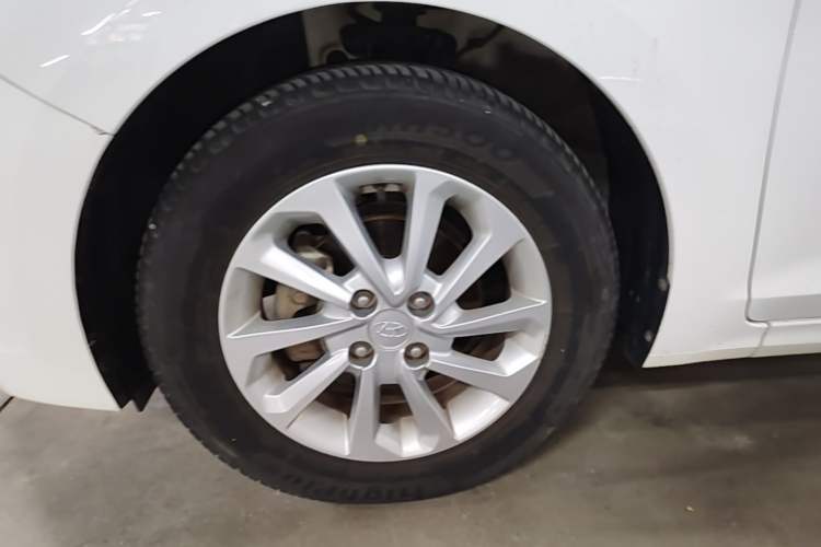 Used Hyundai Verna (new generation) 2016 1.4L Automatic Cool Edition GLS Left Front Wheel Hub
