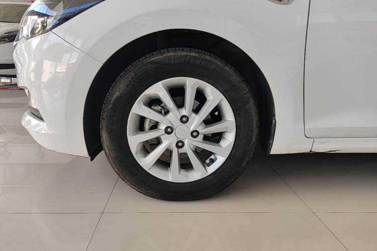 Used Hyundai Verna (new generation) 2016 1.4L Automatic Cool Edition GLS Left Front Wheel Hub