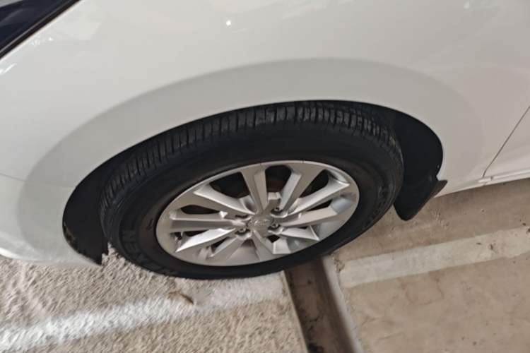 Used Hyundai Verna (new generation) 2016 1.4L Automatic Sport Edition Left Front Wheel Hub