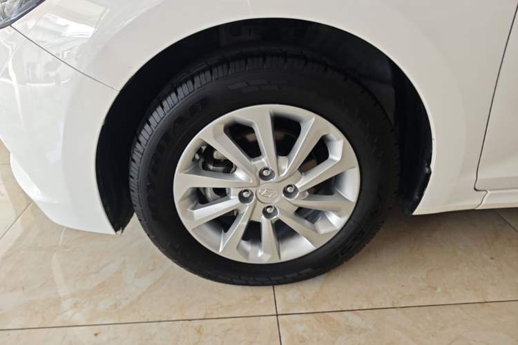 Used Hyundai Verna (new generation) 2016 1.4L Automatic Cool Edition GLS Left Front Wheel Hub