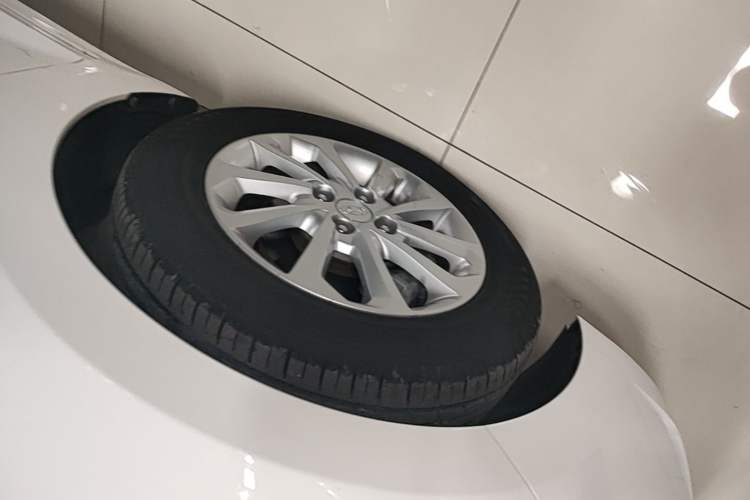 Used Hyundai Verna (new generation) 2016 1.4L Automatic Cool Edition GLS Left Front Wheel Hub
