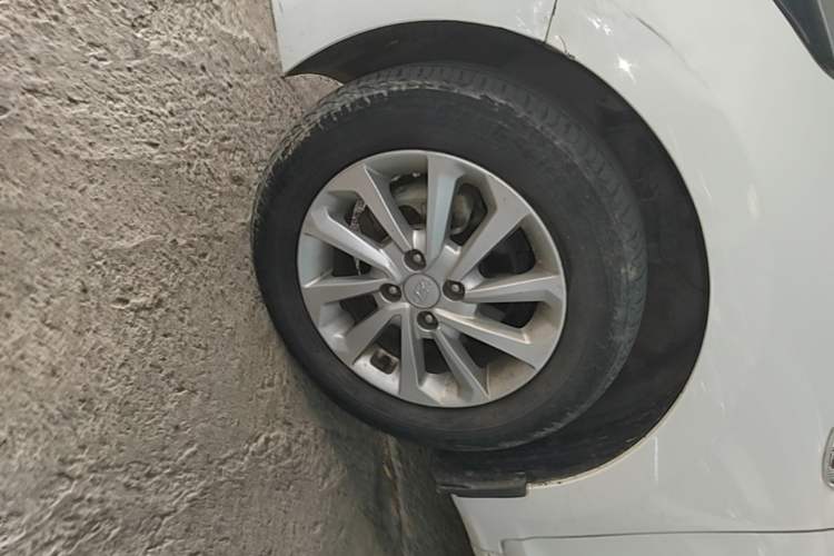 Used Hyundai Verna (new generation) 2016 1.4L Automatic Cool Edition GLS Left Front Wheel Hub