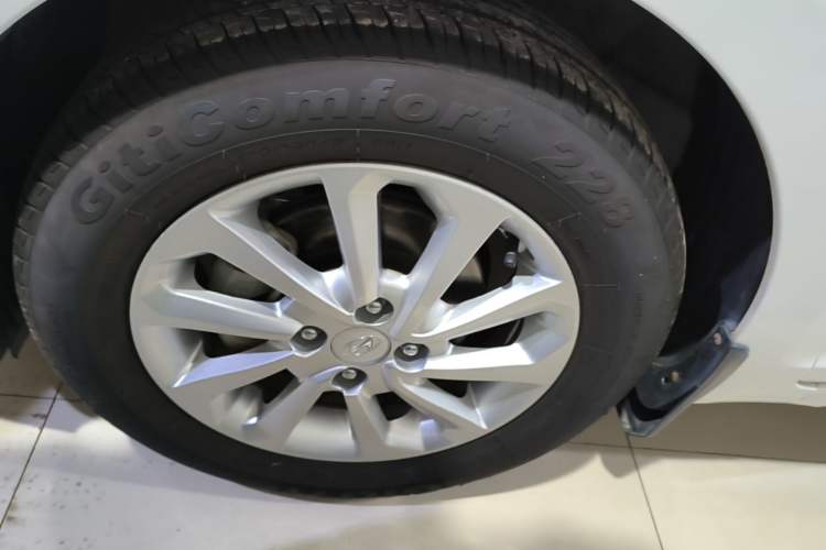 Used Hyundai Verna (new generation) 2016 1.4L Automatic Cool Edition GLS Left Front Wheel Hub