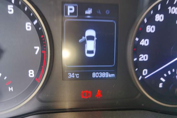 Used Hyundai Verna (new generation) 2016 1.4L Automatic Cool Edition GLS Odometer Close Up