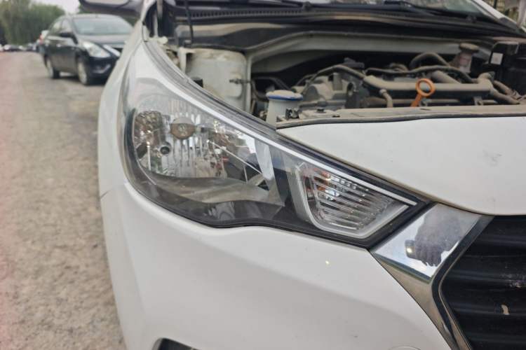 Used Hyundai Verna (new generation) 2016 1.4L Manual Cool Edition GLS Right Front Headlight