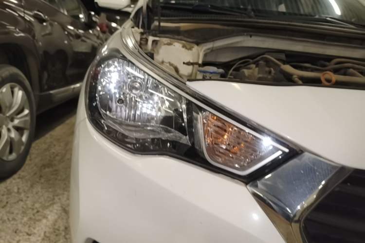 Used Hyundai Verna (new generation) 2016 1.4L Manual Cool Edition GLS Right Front Headlight