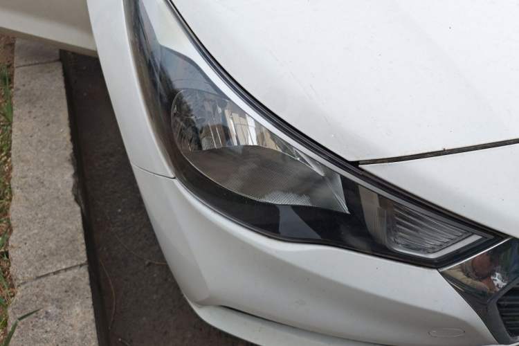 Used Hyundai Verna (new generation) 2016 1.4L Automatic Cool Edition GLS Right Front Headlight
