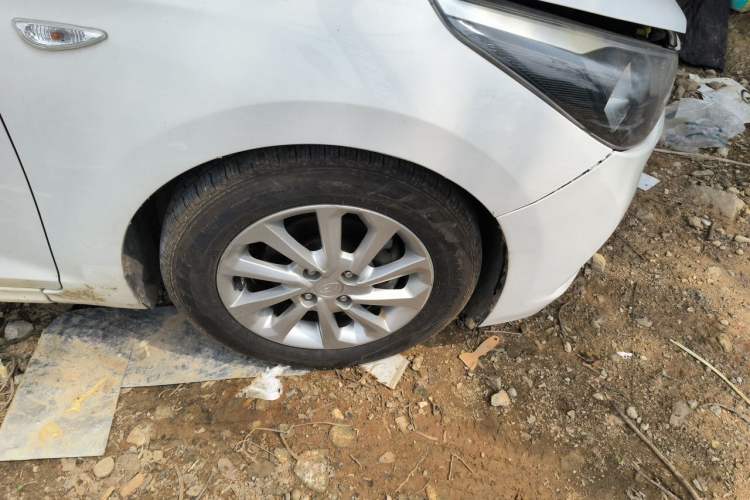 Used Hyundai Verna (new generation) 2016 1.4L Automatic Cool Edition GLS Right Front Wheel Hub