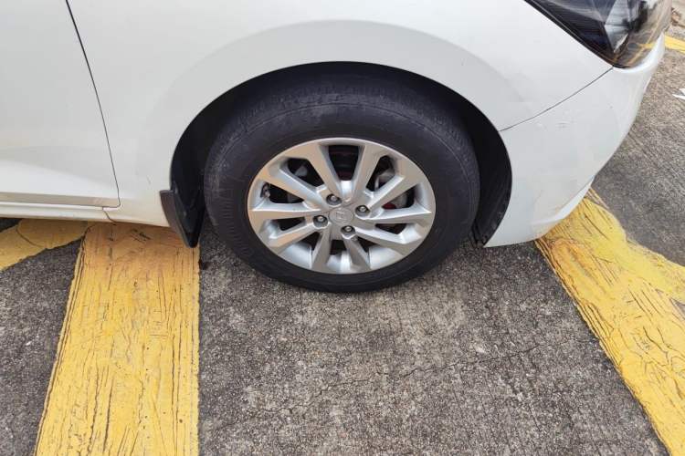 Used Hyundai Verna (new generation) 2016 1.4L Automatic Cool Edition GLS Right Front Wheel Hub