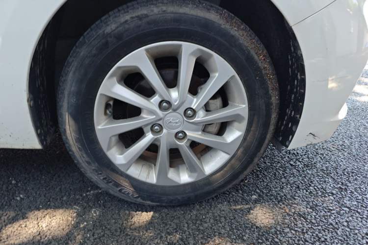 Used Hyundai Verna (new generation) 2016 1.4L Manual Cool Edition GLS Right Front Wheel Hub
