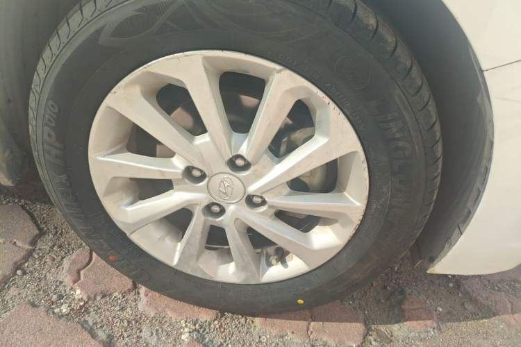 Used Hyundai Verna (new generation) 2016 1.4L Automatic Cool Edition GLS Right Front Wheel Hub