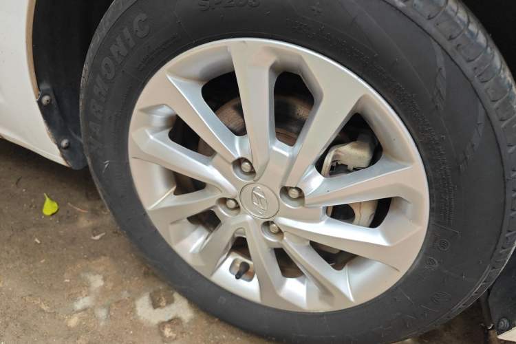 Used Hyundai Verna (new generation) 2016 1.4L Automatic Cool Edition GLS Right Front Wheel Hub