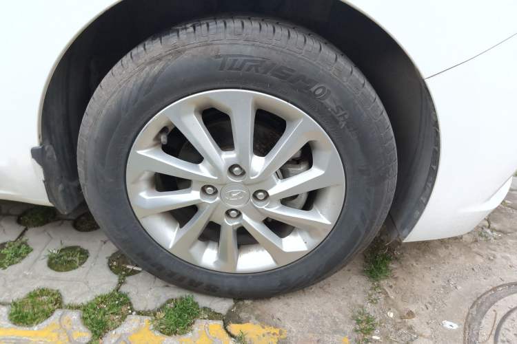 Used Hyundai Verna (new generation) 2016 1.4L Manual Cool Edition GLS Right Front Wheel Hub
