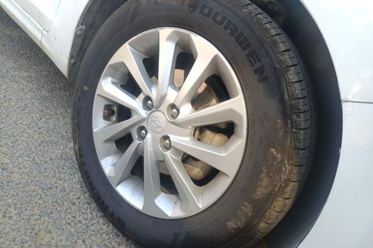 Used Hyundai Verna (new generation) 2016 1.4L Manual Cool Edition GLS Right Front Wheel Hub