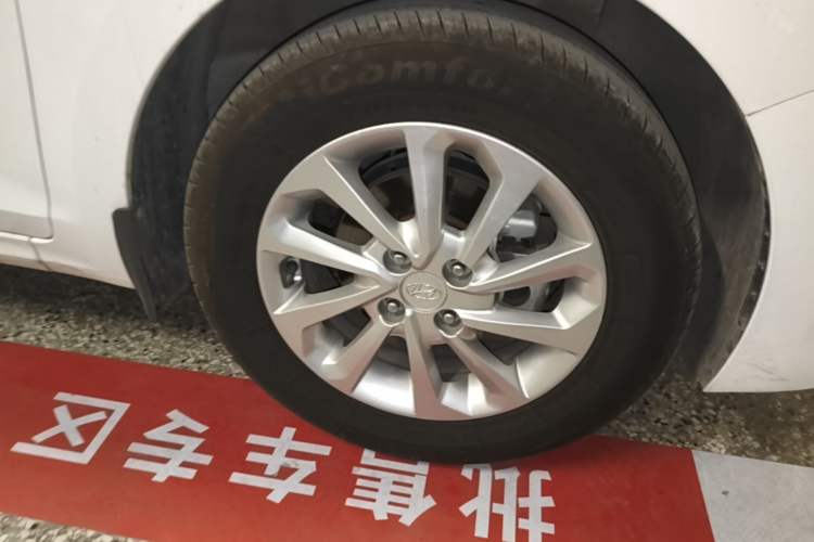 Used Hyundai Verna (new generation) 2016 1.4L Automatic Cool Edition GLS Right Front Wheel Hub